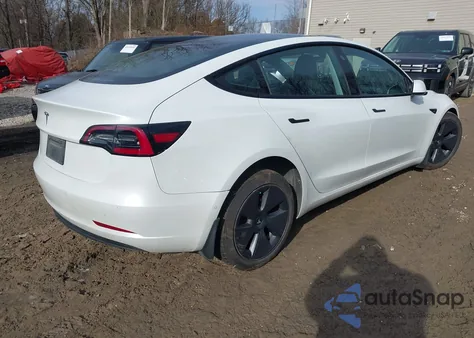 2021 Tesla Model 3 Standard Range Plus Rear-Wheel Drive z USA, uszkodzony, nr VIN 5YJ3E1EA4MF060571